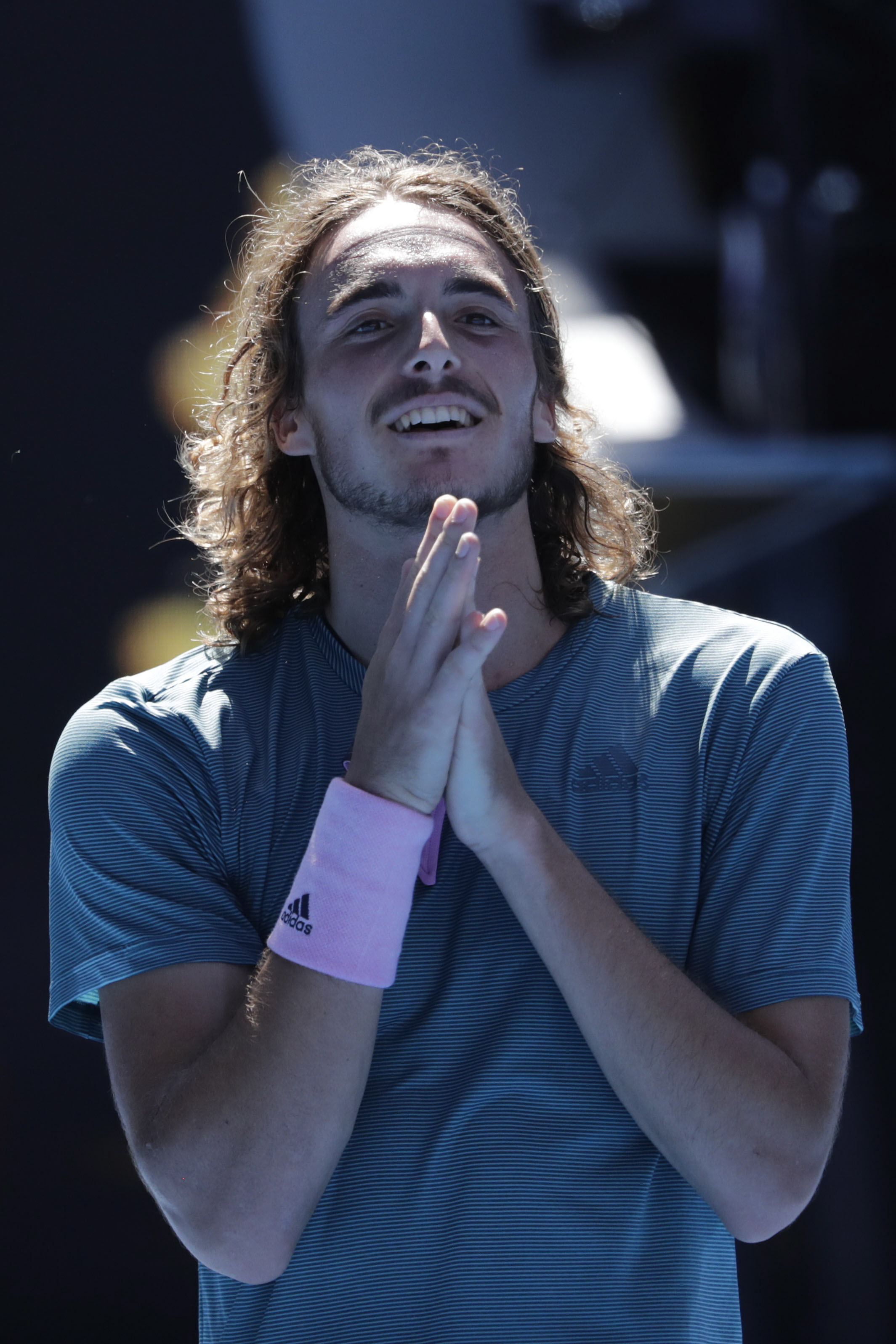 包含西班牙网球队力克澳大利亚网球队，西西帕斯制霸全场的词条