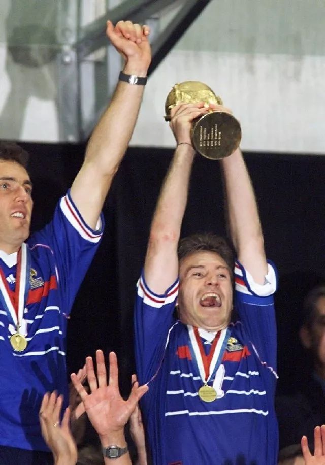 法国队险胜马来西亚队,黄鸭组合带队取胜 法国队险胜马来西亚队,黄鸭组合带队取胜