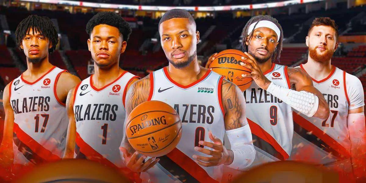 PG游戏下载-开拓者队球员私下交流，讨论战术调整