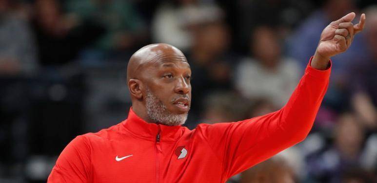 开拓者队球员私下交流,讨论战术调整 开拓者队球员私下交流,讨论战术调整