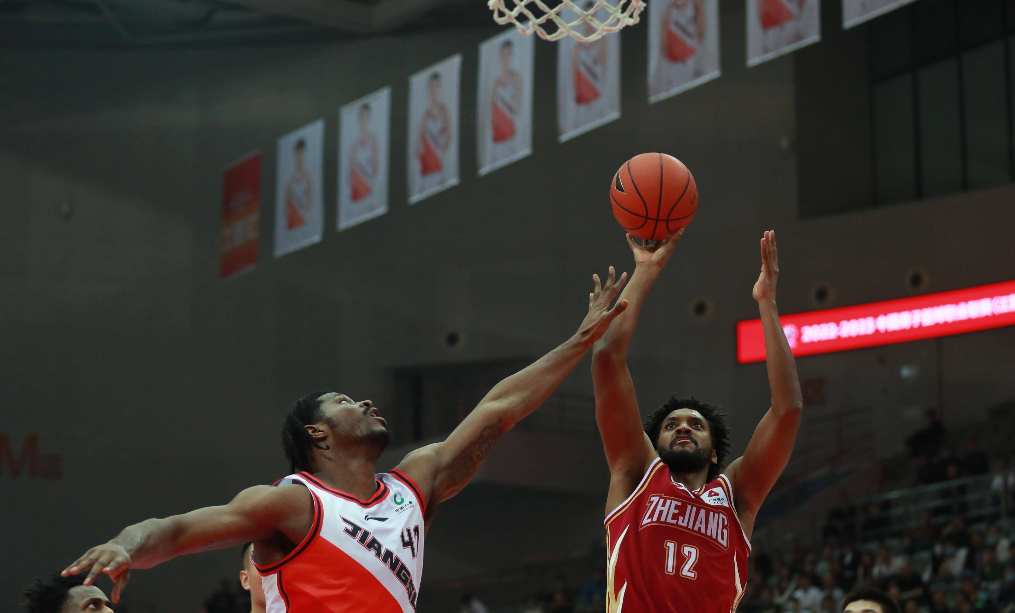 包含蓝球巨星重回赛场勇夺胜利挑战领头羊的词条