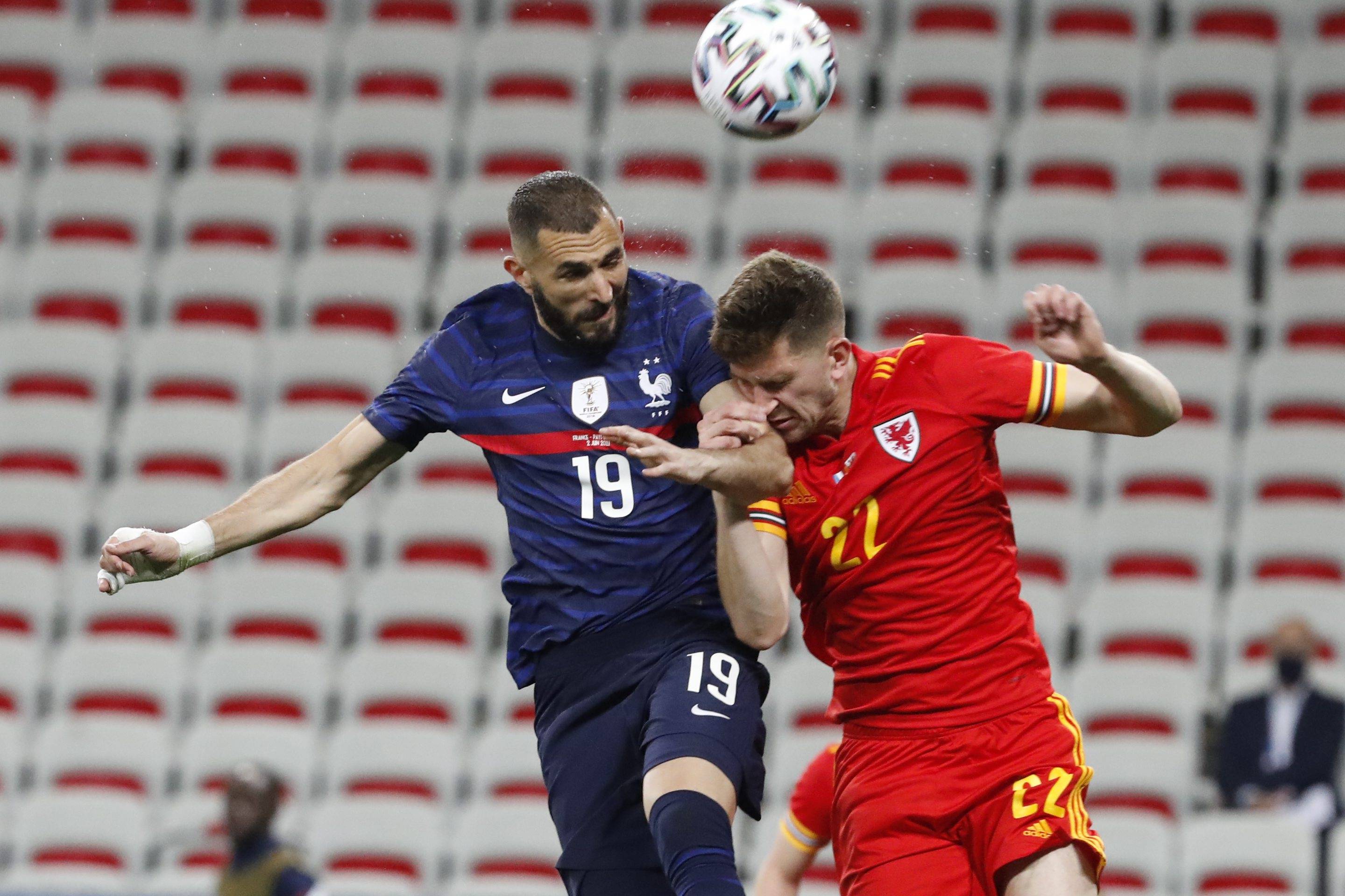 包含克罗地亚逆转多特蒙德，本泽马刷新纪录的词条