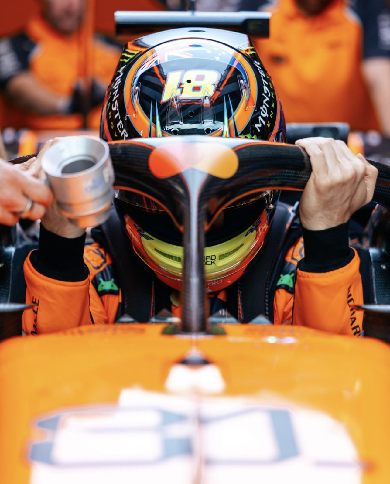 PG电子试玩官网-红牛车队鏖战迈凯伦，皮亚斯特里状态火热的简单介绍